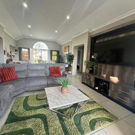Villa Caylee Caribbean Estates - Ultra-Luxurious - Rimas Interiors Designs - Private Beachfront Escape - Premium Serviced For 8 Guests Port Edward Exterior foto