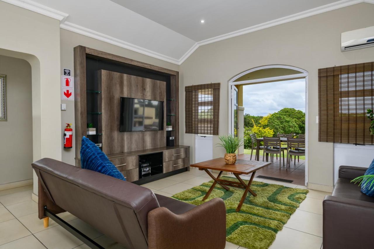 Villa Caylee Caribbean Estates - Ultra-Luxurious - Rimas Interiors Designs - Private Beachfront Escape - Premium Serviced For 8 Guests Port Edward Exterior foto