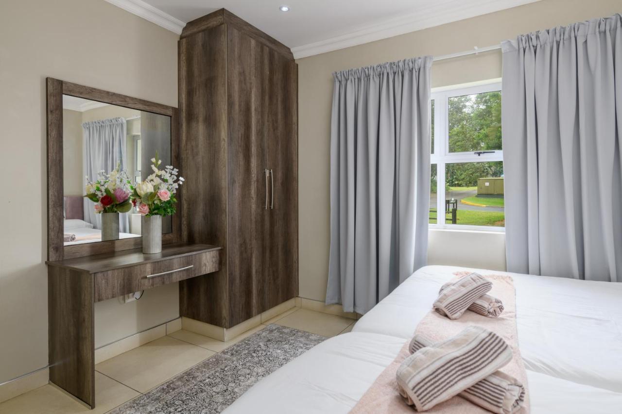 Villa Caylee Caribbean Estates - Ultra-Luxurious - Rimas Interiors Designs - Private Beachfront Escape - Premium Serviced For 8 Guests Port Edward Exterior foto