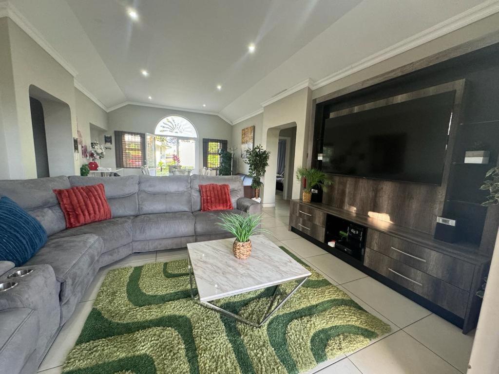 Villa Caylee Caribbean Estates - Ultra-Luxurious - Rimas Interiors Designs - Private Beachfront Escape - Premium Serviced For 8 Guests Port Edward Exterior foto